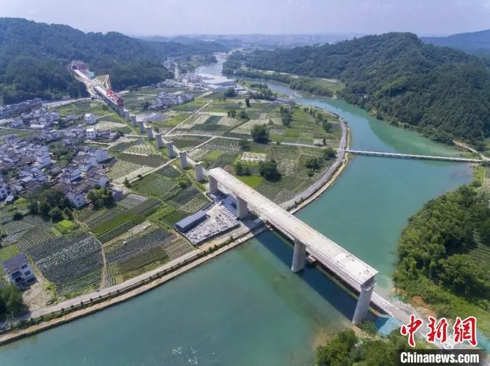 航拍昌景黄安徽段施工现场。　郎成涛 摄