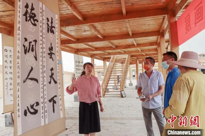 活动中还举办了“以莲为伴·与廉同行”书画展、笔会活动和廉洁文化知识有奖问答。　孙梦月 摄