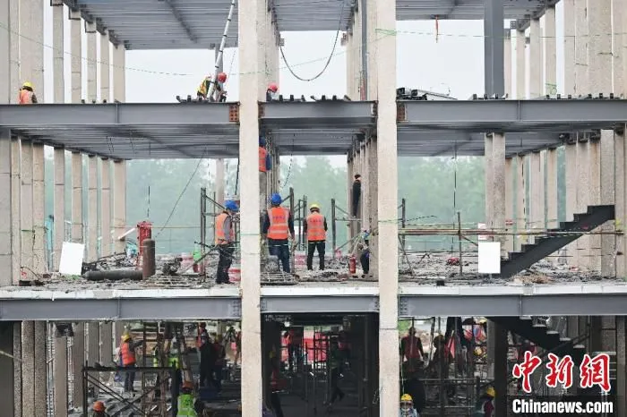 “五一”假期期间，500多施工人员在施工地上坚守岗位。　刘玉才 摄