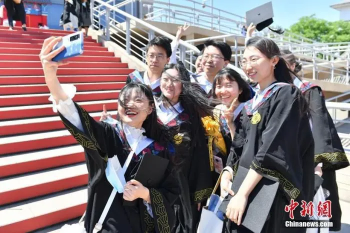 2021的青年节，北京大学在邱德拔体育馆为2020届毕业生补办学位授予仪式。中新社记者 田雨昊 摄
