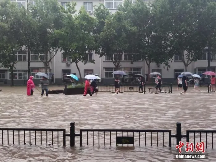 持续强降雨导致郑州部分街道积水严重。中新社记者 阚力 摄
