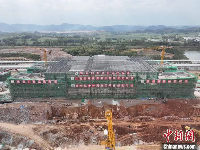 装修中的南崇高铁崇左南站。　韦建松 摄