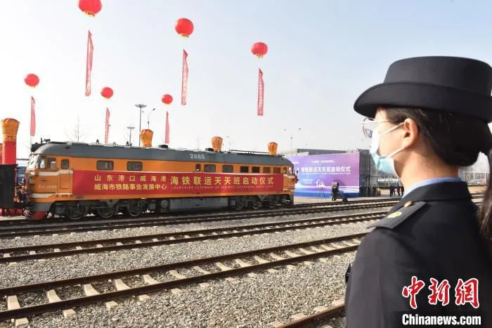 威海港散货铁路集港目前设计为“天天班”，未来将增至一天两班至三班。　孙盛楠 摄