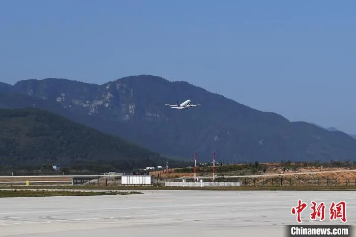 南方航空空客A320飞机于11月27日11时25分从韶关丹霞机场起飞　陈楚红　摄