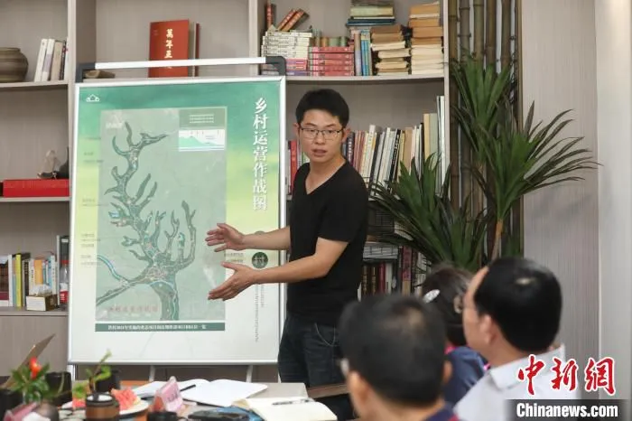 洪村乡村运营商介绍乡村发展规划。　单倩霞 摄
