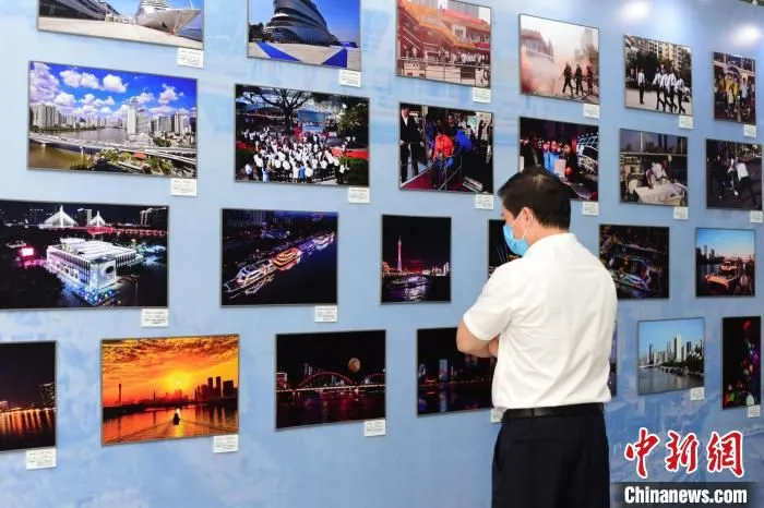 “珠江百年变迁图片展”在广州举办 文国辉 摄