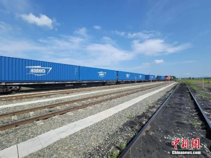 图为8月15日，在吉林珲春，一辆满载货物的“长珲欧”班列驶离珲春口岸。 中新社发 李雨霏 摄
