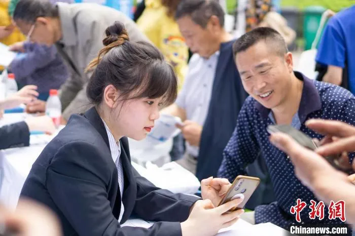 图为活动现场市民咨询电子社保卡办理业务。　陈鑫 摄