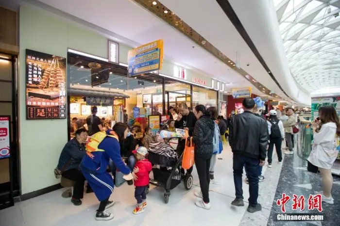 图为4月5日，山西太原，民众在餐厅外排队就餐。中新社记者 张云 摄