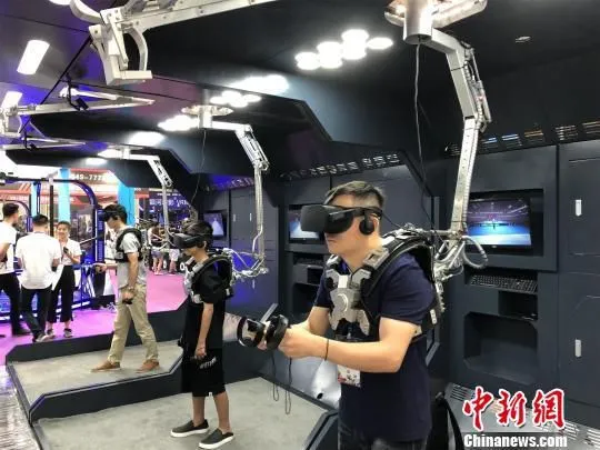 资料图：游客体验VR技术 梁婷 摄
