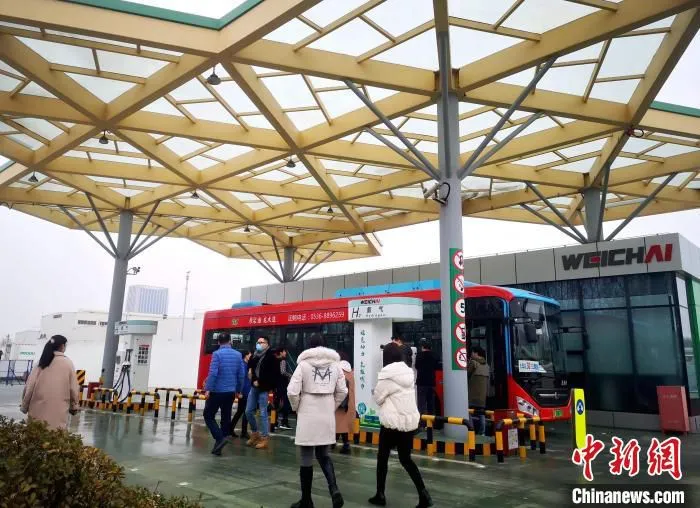 潍柴集团位于城区内的加氢站。　沙见龙 摄