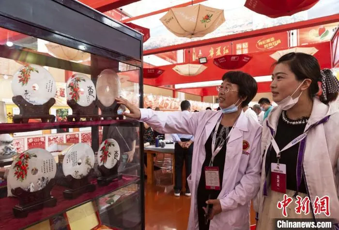 枸杞元素手工艺品成为外地游客来宁夏游玩的伴手礼。　杨迪 摄