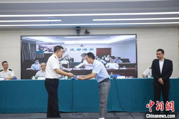 重庆海关向首家项目试点企业制授“电子口岸卡”。　成都海关供图