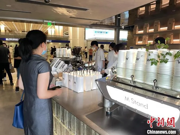 顾客在等待咖啡 李秋莹 摄