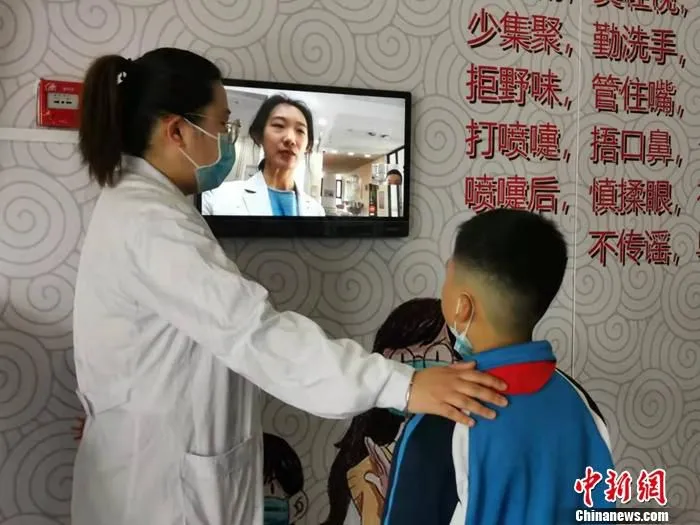 图为工作人员展示家校联动系统。 中新网记者 谢艺观 摄