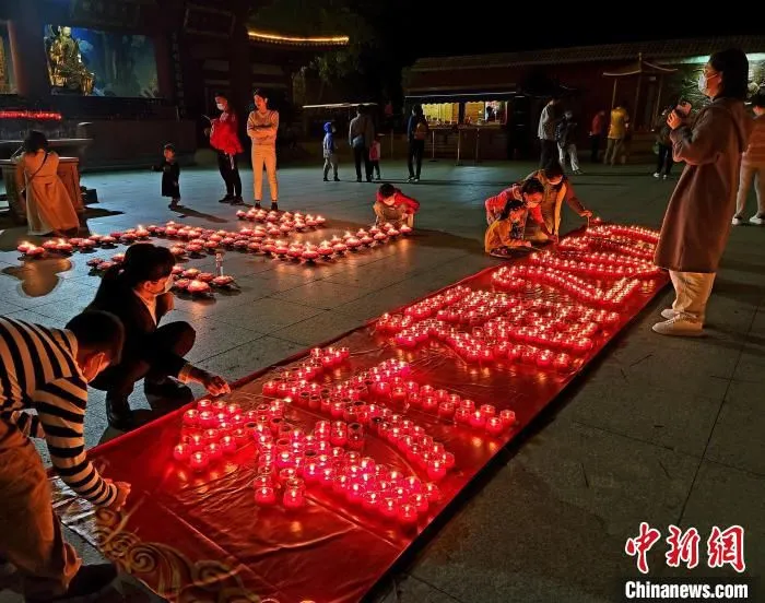 跨年夜在南山景区，游客点上蜡烛祈福新年安康。　王晓斌 摄