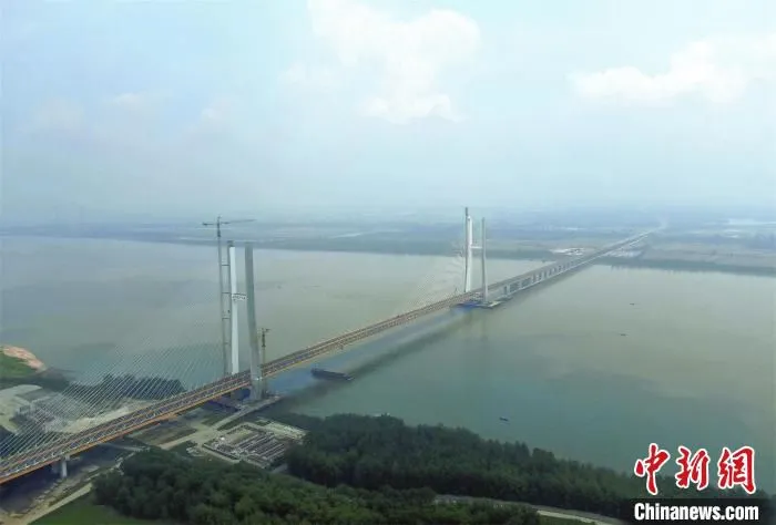 湖北赤壁长江公路大桥是世界同类主桥跨径最大的钢砼结合及钢砼叠合梁斜拉桥 刘浪 摄