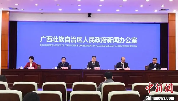 11月1日，广西壮族自治区人民政府新闻办公室在南宁市召开新闻发布会，广西壮族自治区商务厅副厅长黄毅(中)在会上表示，为用足用好RCEP(区域全面经济伙伴关系协定)规则，广西壮族自治区人民政府日前印发《广西加快对接RCEP经贸新规则若干措施》，提出将深耕东盟传统市场，拓展与日本、韩国、澳大利亚、新西兰贸易空间。 中新社记者 林浩 摄