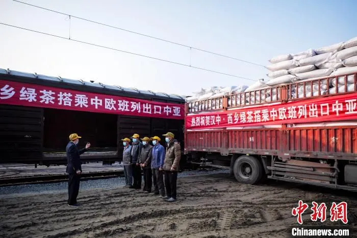 西乡车站工作人员正准备装卸茶叶。　吴大明 摄