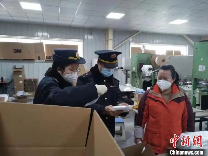 上海开展了为期三个月的防疫物资产品质量大检查，抽查合格率均超90%。　上海市场监管局供图 摄