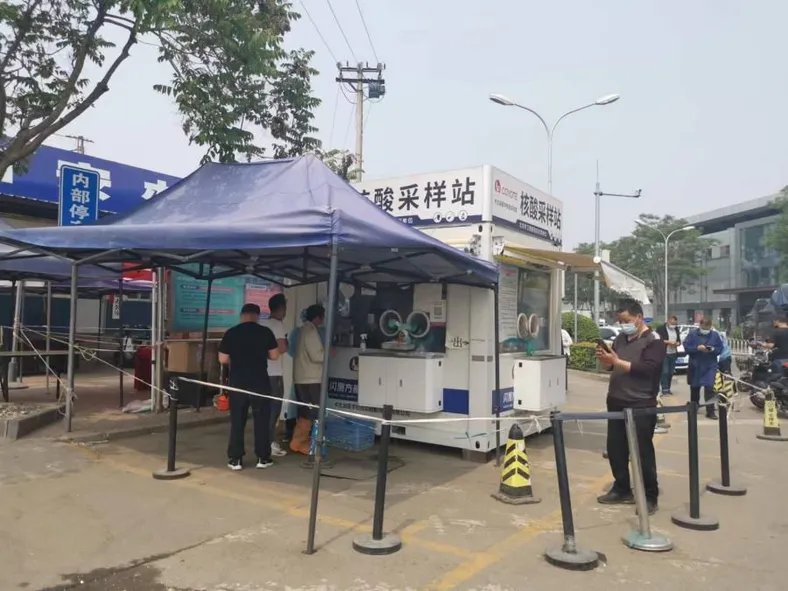新发地核酸采样点。中新财经记者谢艺观 摄