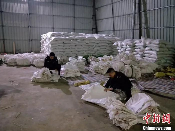 缉私民警对走私大米进行清点 石玉 　摄