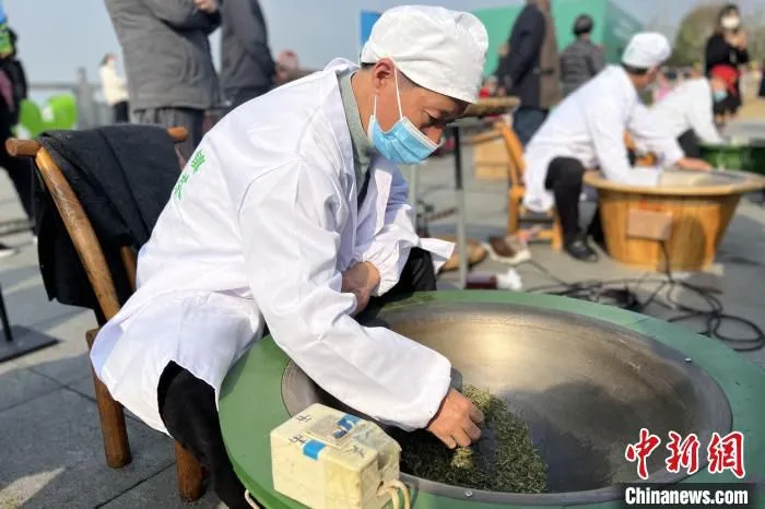 炒茶师手工炒茶。　张国荣 摄