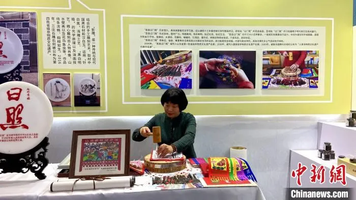非遗传承人现场展示非遗技艺。　孙婷婷 摄