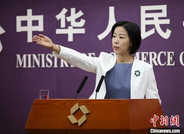 9月2日，中国商务部在北京举行例行新闻发布会。新任商务部新闻发言人束珏婷介绍，2021年前7月，中国服务贸易保持良好增长态势，服务进出口总额28093.6亿元人民币，同比增长7.3���新社记者 赵隽 摄
