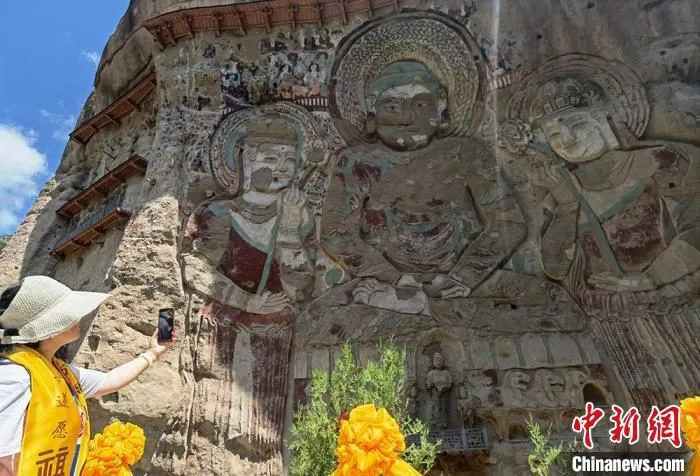 图为游客游览拉梢寺摩崖大佛。　刘玉桃 摄