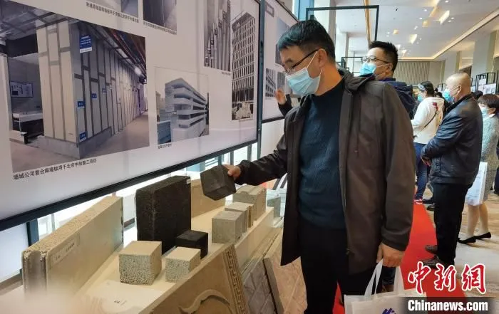 嘉宾参观固废综合利用成果展示 张桂芹 摄