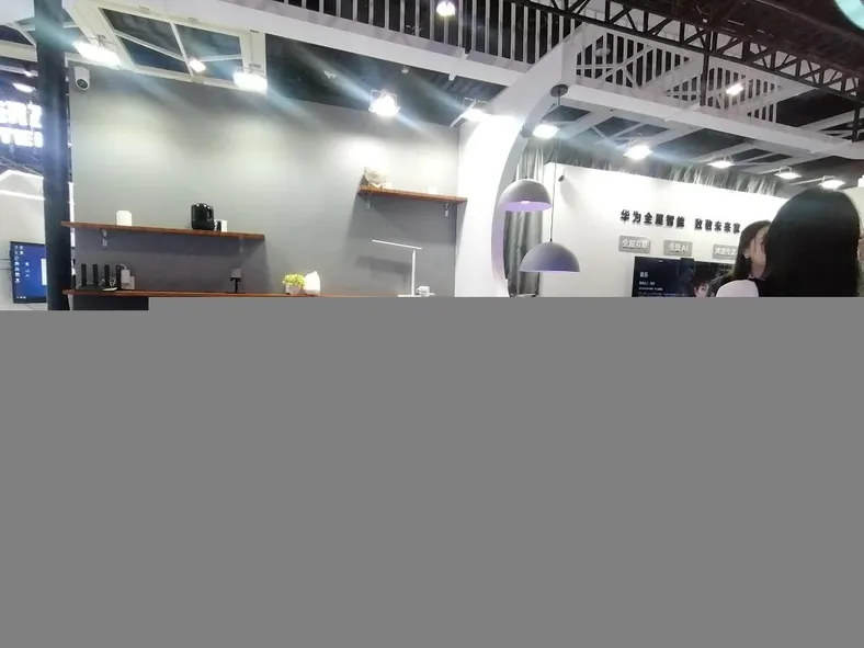 华为辽宁省城市更新暨第九届中国(沈阳)国际现代建筑上搭建了一个展示全屋智能解决方案的样板间。 李晛 摄