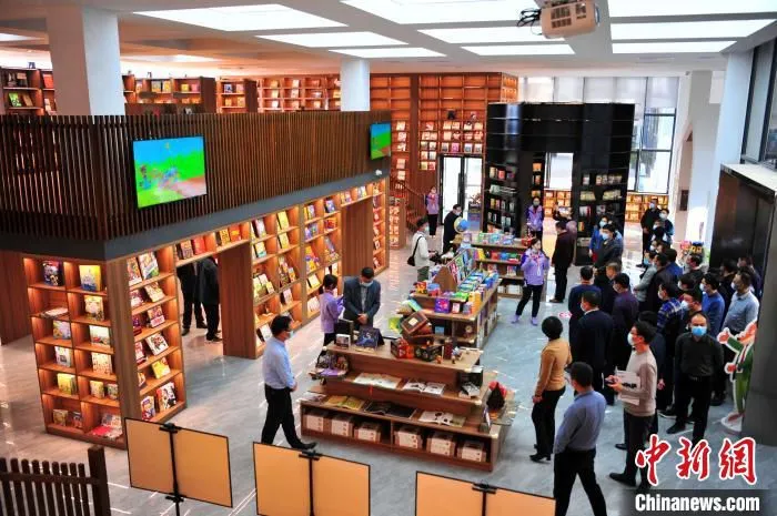 湖北绿山墙英文图书有限公司体验店人气旺。　张国荣 摄