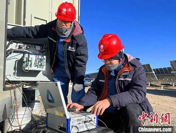 图为国网青海电科院技术人员开展储能变流器调节特性测试。　傅国斌 摄