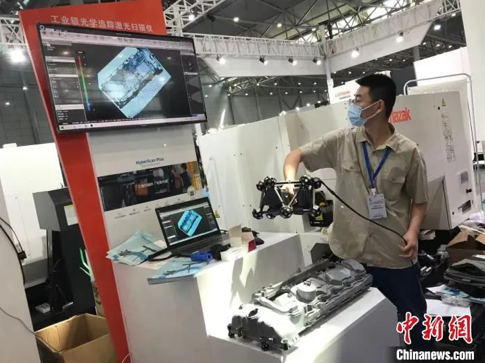 工作人员操作三维数据采集设备 赵强 摄