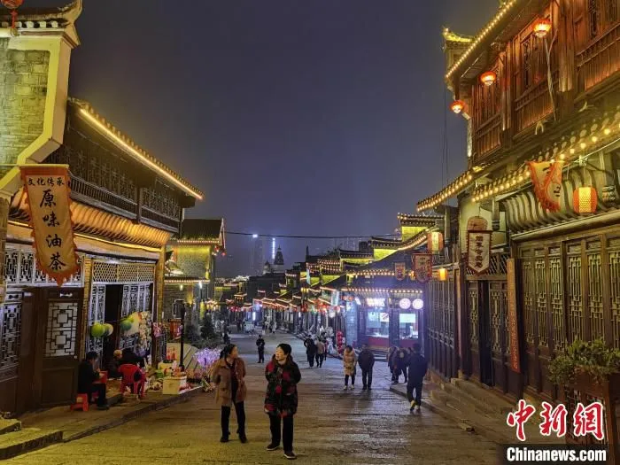 图为夜幕下的中南门。　周燕玲 摄