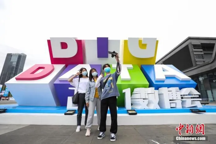 参观者在2021年数博会展馆LOGO前自拍。 中新社记者 瞿宏伦 摄 
