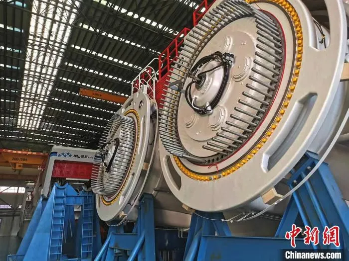 汕尾(陆丰)海洋工程基地企业生产的巨型风电主机 程景伟 摄