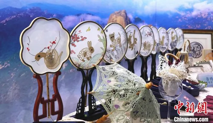 非物质文化遗产“鲁绣(即墨花边)”展示 李明芮 摄