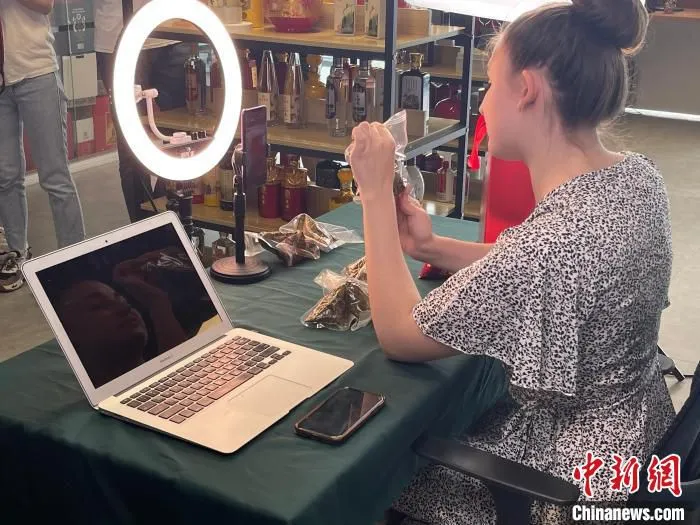来自俄罗斯的留学生凯特正在为粽子“带货”直播。　童笑雨 摄