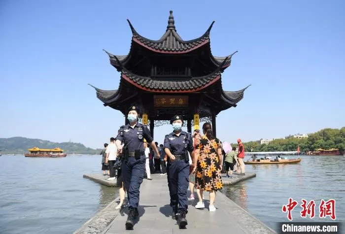 2021年10月1日，杭州西湖西溪女子巡逻队队员在西湖集贤亭巡逻。　王刚 摄