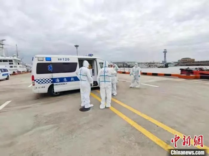 边检民警穿戴防护装备第一时间抵达码头为伤病海员办妥入境手续。　外高桥边检供图