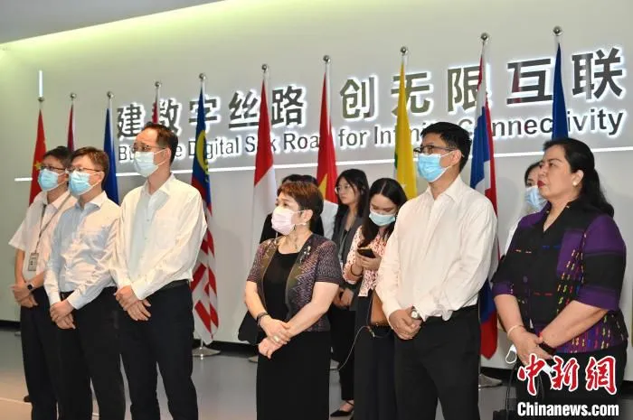 领事官员参访中国—东盟信息港。　俞靖 摄