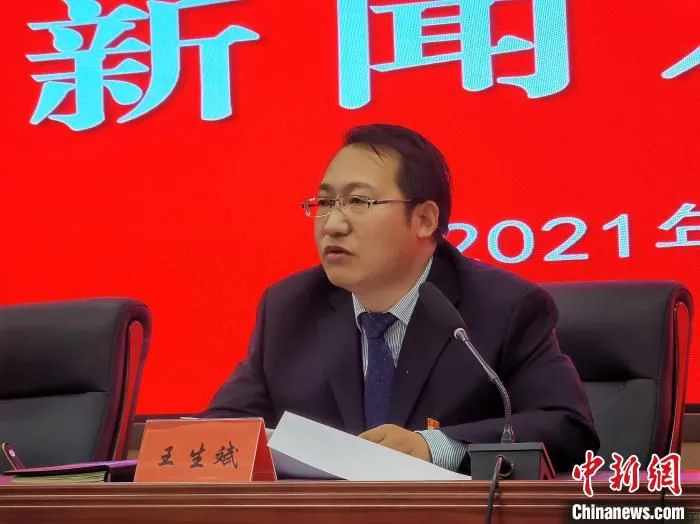 图为王生斌介绍西宁市党史学习教育“我为群众办实事”相关情况。　祁增蓓 摄
