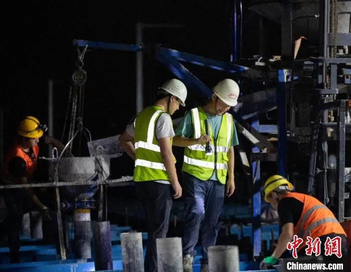 中铁上海工程局技术人员现场盯控混凝土浇筑。　中铁上海工程局供图