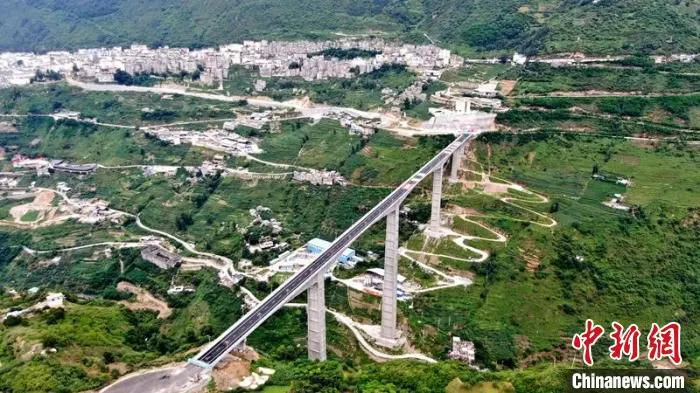 航拍建成通车的金阳河三峡连心桥。　四川路桥供图