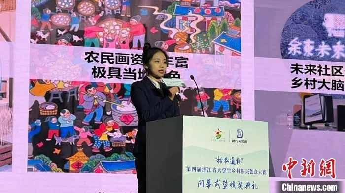 现场，学生进行项目路演。　童笑雨 摄