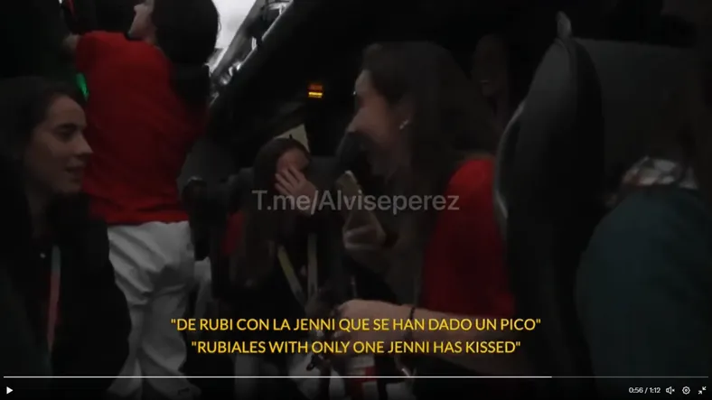 一眾西班牙女足隊員其後聯署要求足總主席盧比亞利斯辭職。片段截圖