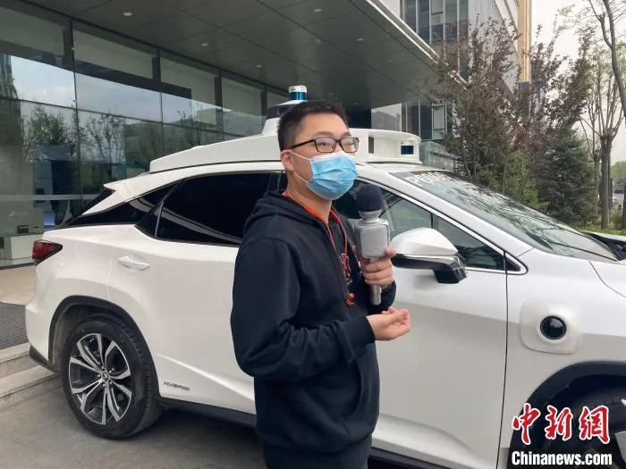 小马智行(Pony.ai)的工作人员展示自动驾驶汽车。　徐婧 摄