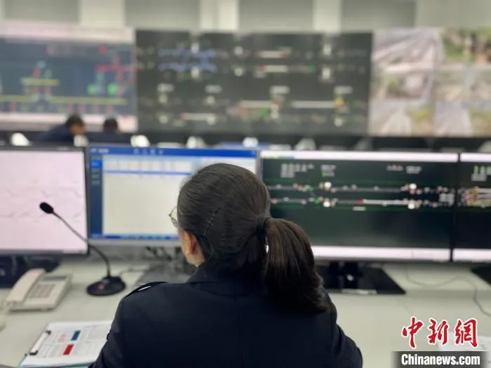 图为工作人员正在进行列车试运行“跑图”工作。　重庆江跳线轨道交通运营管理有限公司供图